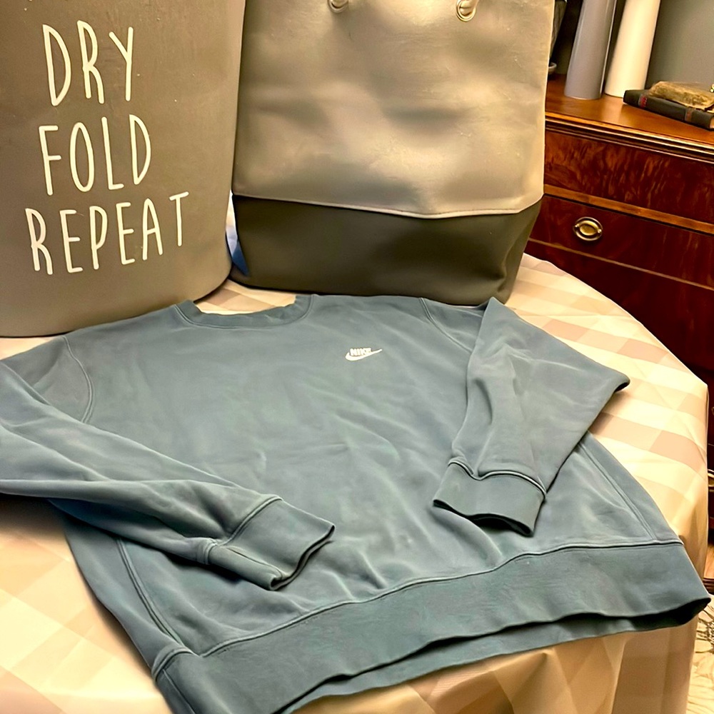 Mens Nike crewneck, size medium